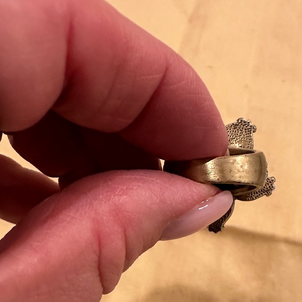 Elegant White Flower Ring - Picture 4 of 4
